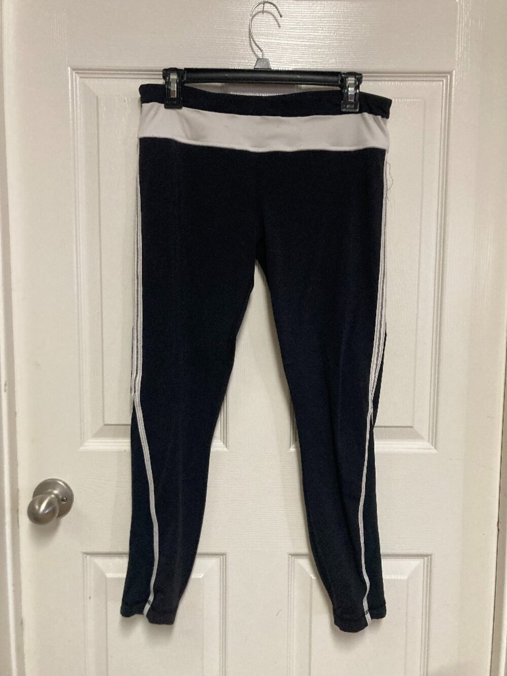 Lululemon Athletica Black Athletic Leggings with White Stripe Detail size Large